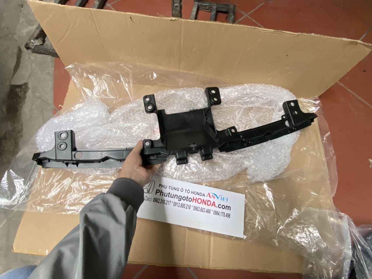 Tay bắt, Đế đỡ mặt ca lăng xe Honda CRV 2018-2022